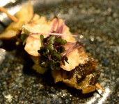 歯応えたっぷりのぷりぷりとした触感。特製のアーモンドタルタルでどうぞ。