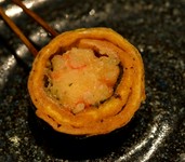 蟹の身、チーズ、玉子を海苔巻きにしたお料理です。