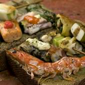 用意された串は30種類以上！お肉、海鮮、お野菜などをバランスよく、旬の串も加えて順番にお焼き致します。