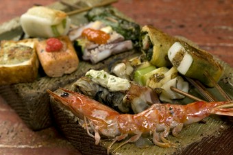 用意された串は30種類以上！お肉、海鮮、お野菜などをバランスよく、旬の串も加えて順番にお焼き致します。