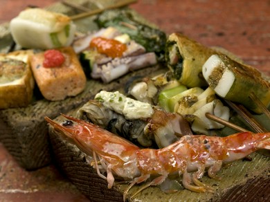 用意された串は30種類以上！お肉、海鮮、お野菜などをバランスよく、旬の串も加えて順番にお焼き致します。