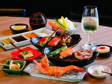 旬の食材を使ったおすすめ串を加えた10本にミニドリンクが付いたコース。