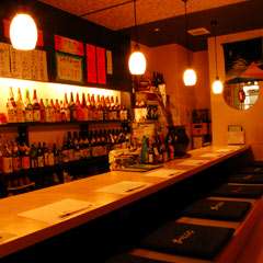 カウンター完備。充実の焼酎片手に、鹿児島の食材が愉しめます