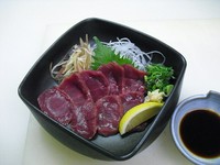 高たんぱく低カロリーのダチョウ。。。
おろし生姜と薩摩醤油でどうぞ!!
見た目は馬刺しと似ていますが、馬刺しよりヘルシーです。