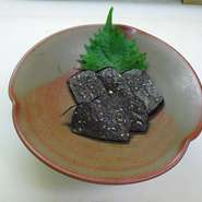 鹿児島県の大隅半島お郷土料理。味噌のお団子。
昔の保存食で、今も各家庭で作られています。
おばあちゃんの味を再現し、ピリッと辛めにしています。焼酎のあてに合うかしら？