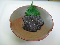 鹿児島県の大隅半島お郷土料理。味噌のお団子。
昔の保存食で、今も各家庭で作られています。
おばあちゃんの味を再現し、ピリッと辛めにしています。焼酎のあてに合うかしら？