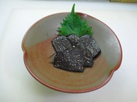 鹿児島県の大隅半島お郷土料理。味噌のお団子。
昔の保存食で、今も各家庭で作られています。
おばあちゃんの味を再現し、ピリッと辛めにしています。焼酎のあてに合うかしら?