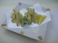地元では、人気の高い小魚。頭もしっぽも全部食べられる、栄養価の高い美味しいお魚です。
お刺身・焼き・天ぷら…どんなお料理にも合います。