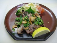 長期育成された親鳥の肉質は、歯ごたえがあり味わい深い一品です。焼酎に合います。