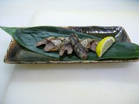 うす塩で一夜干ししてあぶりました。
地元住人に古くから愛されている焼酎のあてです。