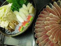 長期飼育されたさつま知覧どりは、強い歯ごたえと
非常にコクのある味わいが特徴。
鶏そのものを味わいたい方におすすめです。
ちりは、昆布だし/すきは、味付きのだし！
コースもあります。3290円