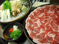 鹿児島の大自然で育てられた黒豚。
肉質は、筋繊維が細いというのが特徴。
さつまいもを含んだ飼料を食べているから、旨味・甘みだ増し、歯切れがよくやわらかいです。
コースもあります。3560円