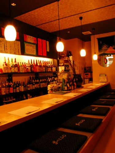 カウンター席　お一人様やデートにお勧め（全8席）