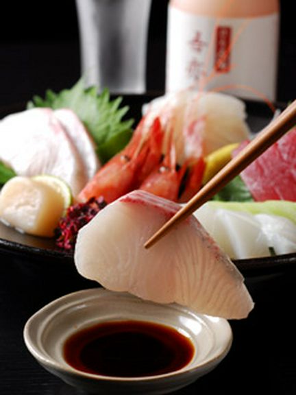 器にもこだわり、黒の薩摩焼きに盛り付けられたお造り