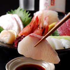 器にもこだわり、黒の薩摩焼きに盛り付けられたお造り