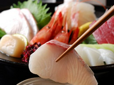 器にもこだわり、黒の薩摩焼きに盛り付けられたお造り