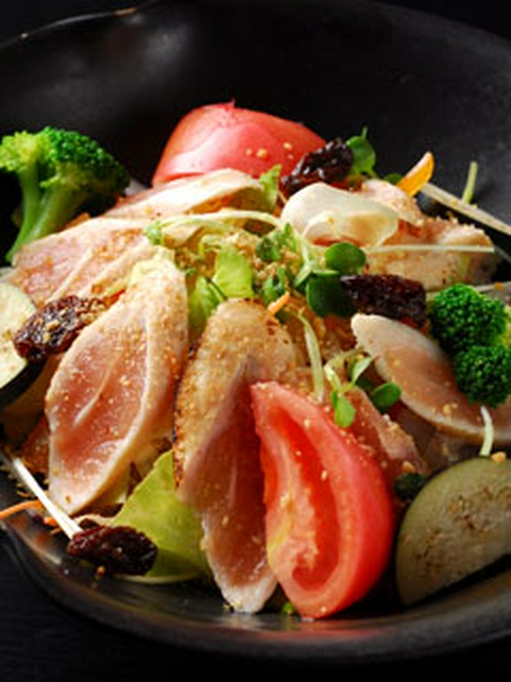 鹿児島産の地鶏ササミを用いたサラダは焼酎ドレッシングでどうぞ