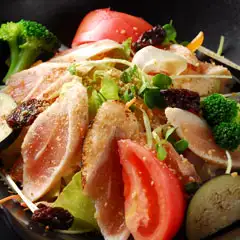 鹿児島産の地鶏ササミを用いたサラダは焼酎ドレッシングでどうぞ