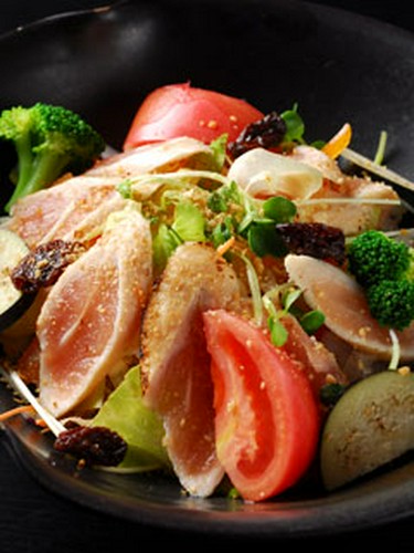 鹿児島産の地鶏ササミを用いたサラダは焼酎ドレッシングでどうぞ