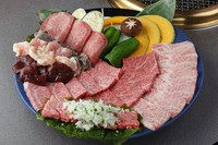 上ロース・上バラ・ハラミ・華咲カルビ・上骨付カルビ・ホルモン盛合せ・焼野菜盛合せ