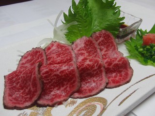 「特選和牛レアステーキたたき風」です！ぜひご賞味ください！