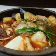 本場韓国の味！辛さが癖になる、カプサイシンたっぷり海鮮チゲです。身も心も，温まってください！
＊海鮮単品チゲ・・・・・980円