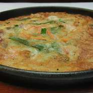 グランドメニューに無いメニューです。定番のチヂミに海鮮が加わりグレードアップ！海の香りチヂミぜひご賞味ください。美味しいですよ！
*海鮮チヂミ・・・・・780円