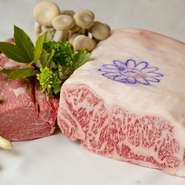 黒毛和牛の牝牛は、雄牛と比べて非常に柔らかく、キメの細かい肉質で良質な脂がたっぷり。黒あわび、車海老、明石産の鯛等は店内の大型水槽で保存し、新鮮な状態で提供されています。