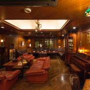 玄関ドアの取っ手はアールヌーボーの真鍮女性像、1億年前の化石入りの壁やイタリア製の革張り椅子、西洋美術品の数々など、ヨーロッパのホテルや豪華客船のように格調高く、高級感に溢れた内装に心が弾みます。