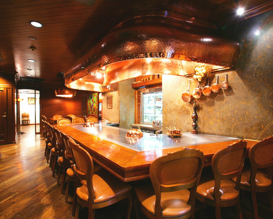 臨場感たっぷりな鉄板焼と、こだわりのインテリアが彩る空間