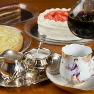 鉄板焼を大いに味わった後は、気分を換えてデザートが愉しめるよう地下サロンへ。魅惑の絶品スイーツは、パティシエールがつくる旬のケーキの数々。コースをご注文の場合は、好きなだけいただくことができます。