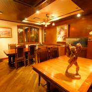 6～12名まで利用できる半個室があるので、周りを気にせずゆったりと寛げます。目の前で調理される匠の技に見惚れつつ、食材にこだわった美味しい料理を堪能できます。