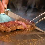 コース料理やワインなどのメニューが充実し、黒毛牝和牛にこだわった贅沢料理で、大切なお客様をおもてなし。アンティーク調の非日常的な半個室で、臨場感溢れる鉄板焼を目の前に、会話も弾みます。