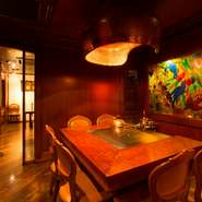 目の前で調理の様子が見られる鉄板焼ならではの豪快な臨場感と、アンティークで揃えられた格調高い店内、食材にこだわった料理の数々や、パティシエールの絶品スイーツなど、至高のデートプランとしていかがですか。