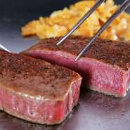 黒毛和牛の中でもキメ細かくて柔らかい肉質の牝牛は、噛むほどにジューシーな旨味が溢れ出します。 タレは自家製ポン酢、青森県産ガーリックソース、高知県産天日干し塩をお好みでつけていただきます。 