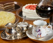 目の前でホール状のケーキをカッティングし、3種類の中からお好みのサイズで食べられます。