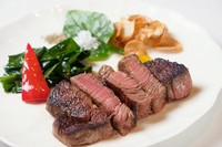 上質な脂が特徴の 国産黒毛和牛Ａ5ランクの牝牛だけを厳選しています。