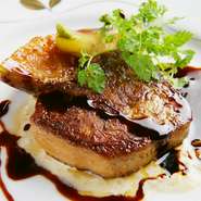 フレッシュフォアグラ 2種類のソースと旬の果実で