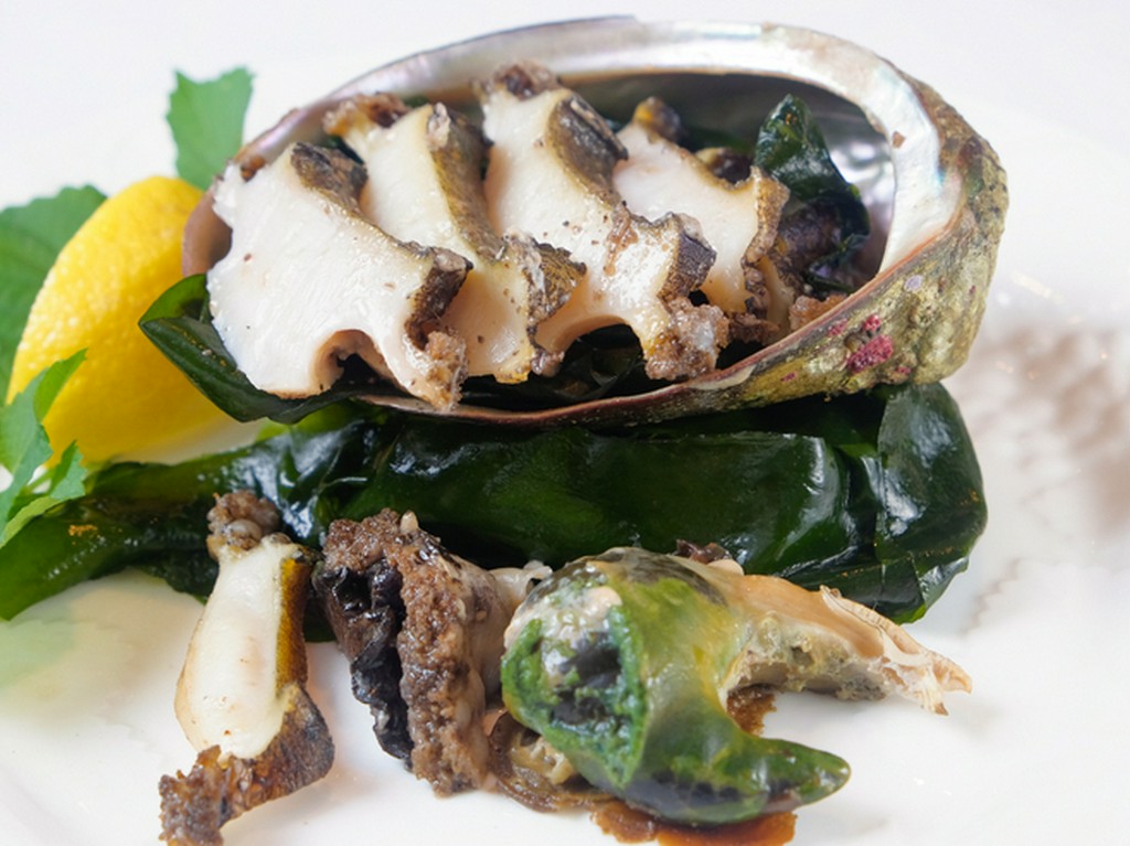 獲れたてアワビを豪快に焼き、トリュフバターソースをつけて食べる贅沢な逸品『活アワビの鉄板焼』