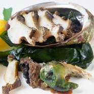 水槽から獲ったばかりの新鮮な黒アワビを鉄板で豪快に焼き、適度な弾力と風味豊かな味わい。特製フレッシュ黒トリュフを練り込んだトリュフバターソースをつけると、さらに風味がアップします。