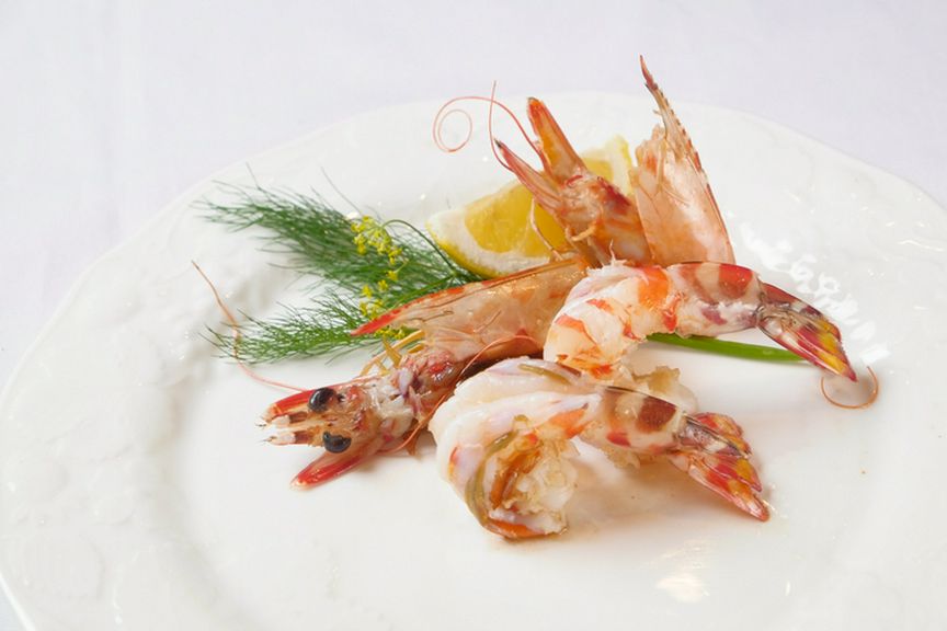 鮮度抜群な活車海老の豊かな風味が、頭から足まで丸ごと堪能できる『活車海老の鉄板焼』