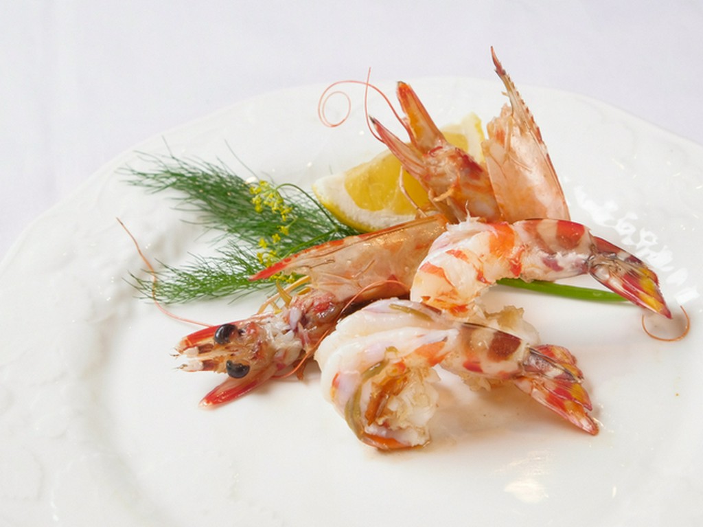 鮮度抜群な活車海老の豊かな風味が、頭から足まで丸ごと堪能できる『活車海老の鉄板焼』