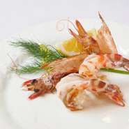 活きの良い活車海老をシンプルにソテー。鉄板で焼くことで美味しい海老の旨味が一気に凝縮され、豊かな味わいが口中に広がります。頭と足の殻はエビ煎餅にして全ていただきます。