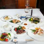 A5ランクの黒毛牝和牛や、大型水槽から獲ったばかりの魚介もふんだんに使った自慢のコース料理です。鉄板焼を究めたソウルフルな極上料理を、豪華で高級感溢れる店内でご堪能ください。