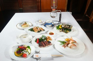 魂込めた究極の鉄板料理が並ぶ『特撰　久左エ門　晩餐コース』