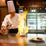 旬を味わい、料理で季節を感じていただくためのお手伝いをしています。徹底的に食材にこだわり、究極の鉄板料理でおもてなし。30年来の季節音楽会ディナーや、ランチ付き茶花教室なども開催しています。