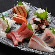 地元の漁港で獲れた鮮魚を一番美味しい食べ方で皆様にお届けします。
