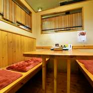 明るく木の温かいぬくもりに溢れる店内は、ゆっくりとくつろぎながら食事の時間を楽しめます。にぎやかに過ごすもよし、時間を気にせず和やかなひとときをどうぞ。