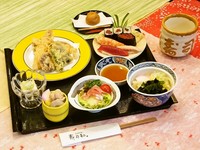 握り寿司と巻物・天ぷら盛り合わせ・うどん・サラダ・小鉢・茶碗蒸し