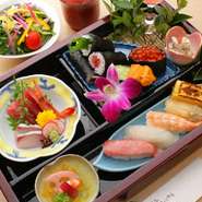 一番人気の寿司御膳。サラダ、刺身、小鉢、和え物、口取り、握り寿司、巻物、味噌汁付き。